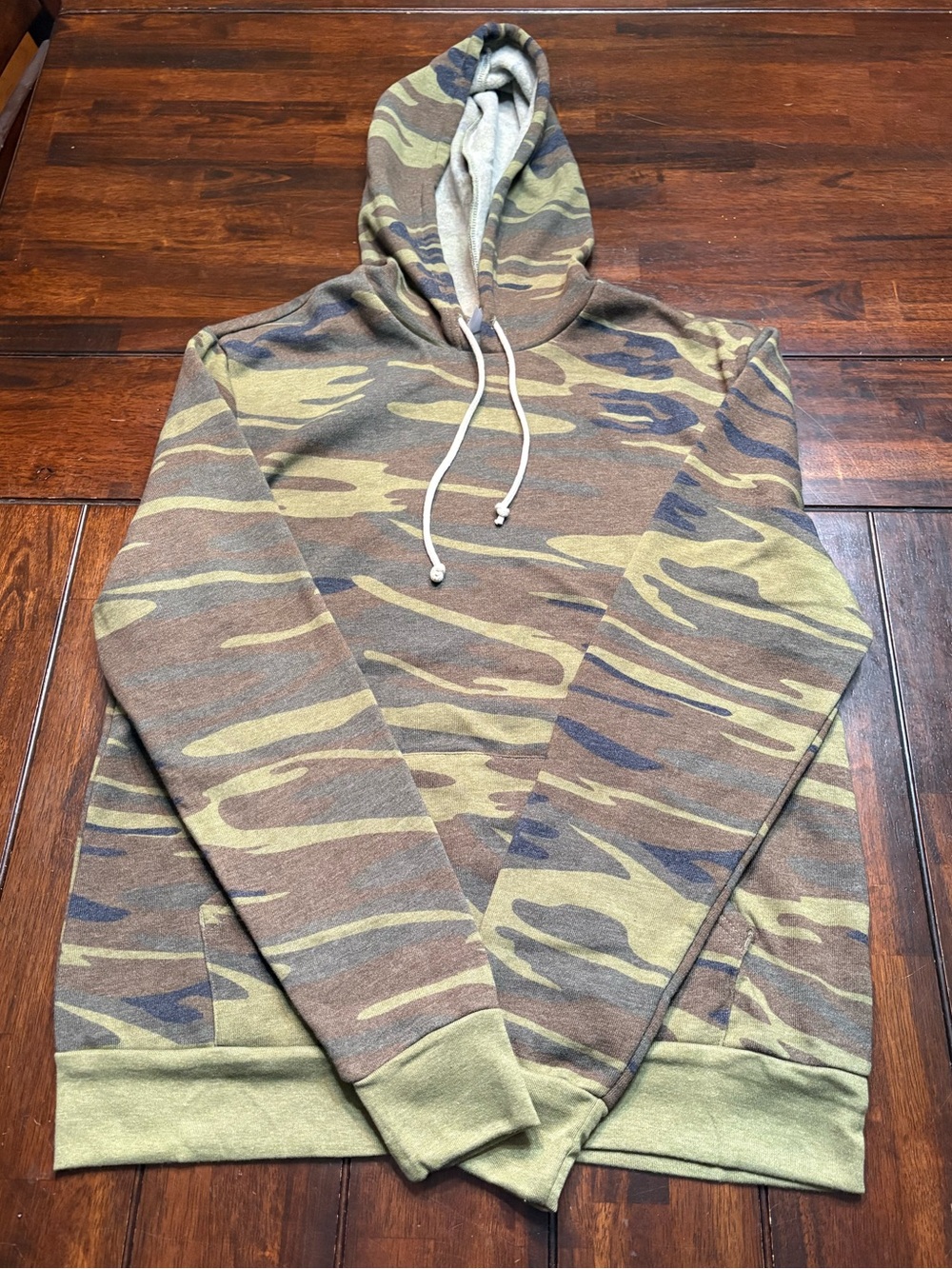 Men’s Alternative Comfy Fall Camo Hoodie
Size L (NWOT)